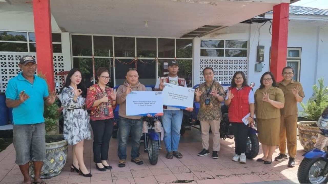 Penyerahan bantuan pendukung pengelolaan bank sampah di Manado dari BRI Manado, Rabu (21/12/2022). ANTARA/Nancy L Tigauw