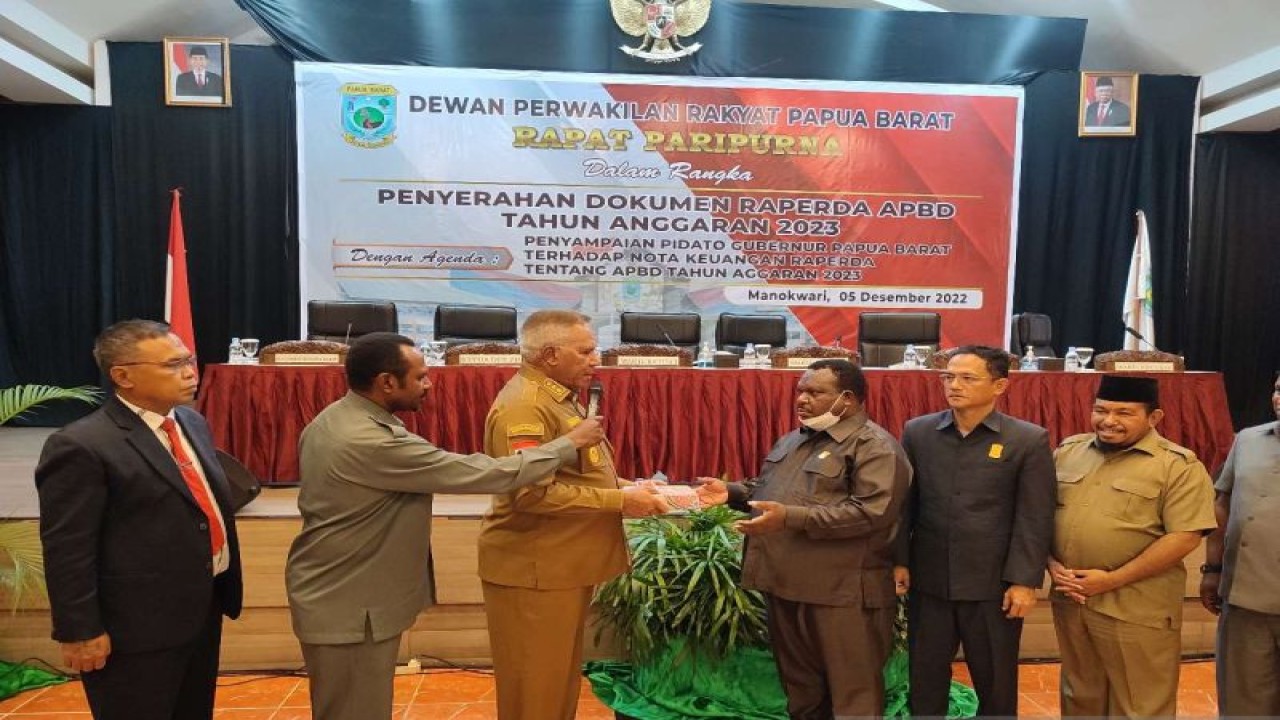 Penyerahan dokumen rencana APBD Papua Barat tahun 2023 ke DPRD Senin malam (ANTARA/Tri Adi Santoso)