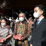 Penyerahan STB oleh Wali Kota Surakarta, Jateng, Gibran Rakabuming Raka kepada warga Solo di Solo, Senin (19/12/2022). FOTO ANTARA/HO-Pemkot Surakarta-1671424727