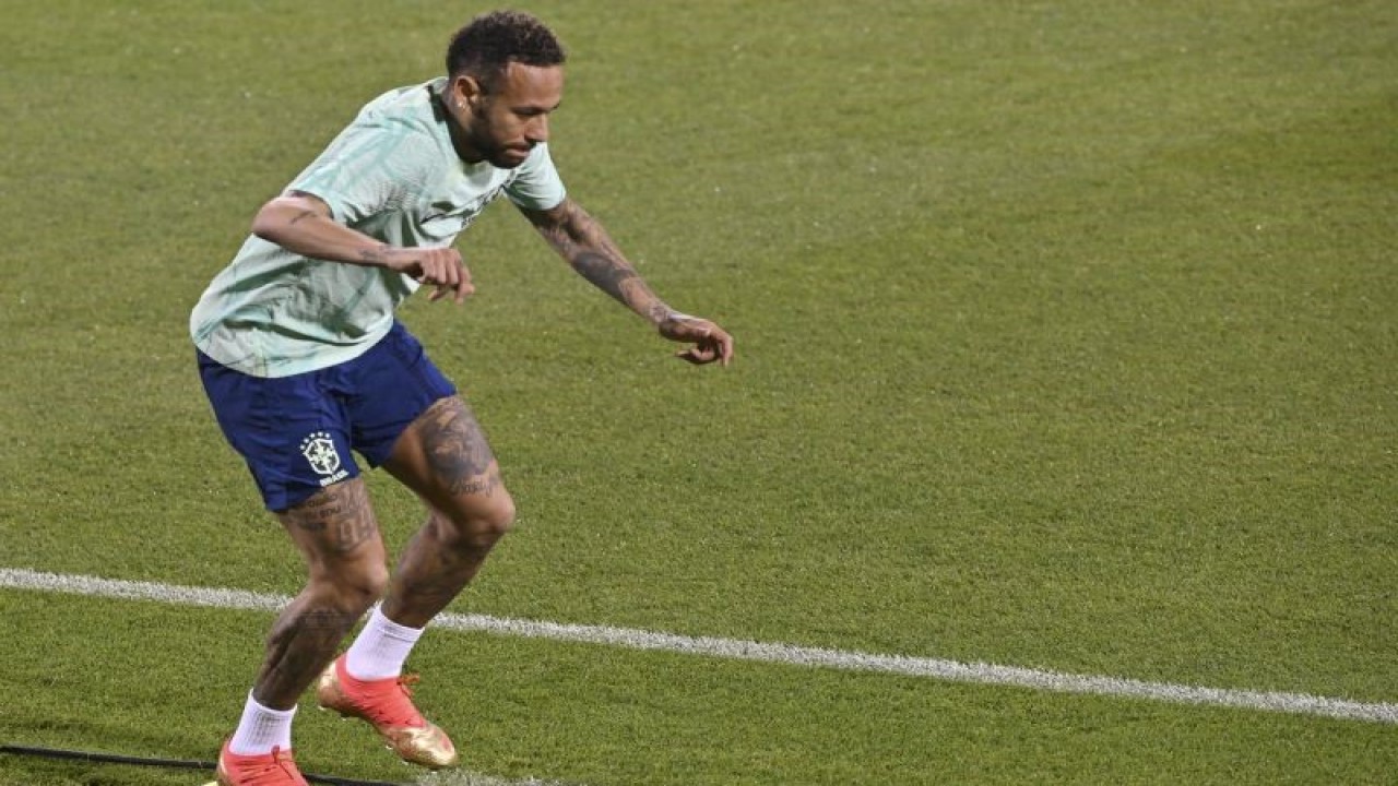 Penyerang Brazil Neymar menjalani sesi latihan di Al Arabi SC Stadium, Doha pada 4 Desember 2022. ANTARA/AFP/NELSON ALMEIDA