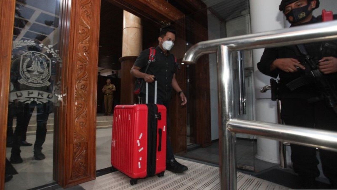 Penyidik KPK berjalan keluar usai melakukan penggeledahan di Gedung DPRD Jawa Timur, Surabaya, Jawa Timur, Selasa (20/12/2022).(ANTARA FOTO/Didik Suhartono/aww)