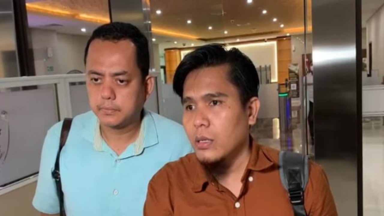 Arsif foto - Tim kuasa hukum korban penipuan investasi robot trading Net89 PT. SMI Zainul Arifin memberikan keterangan kepada wartawan usai bertemu penyidik di Bareskrim Polri, Jakarta, Selasa (15/11/2022). ANTARA/Laily Rahmawaty