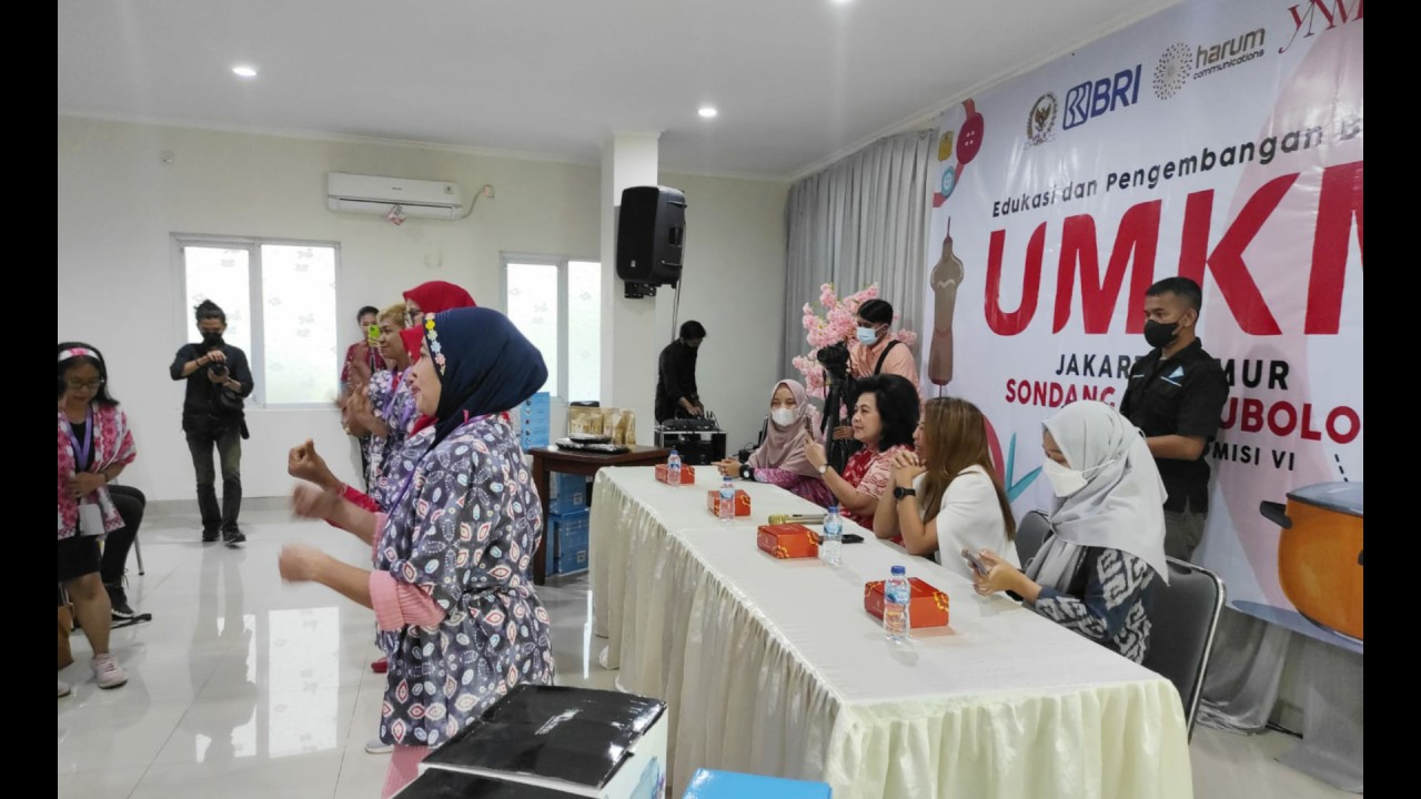 Peragaan busana hasil karya peserta pelatihan.