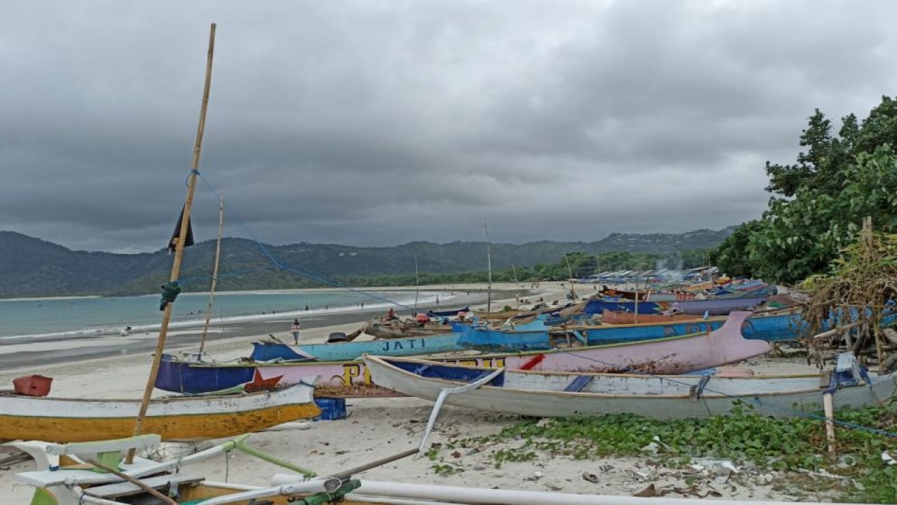Perahu-perahu nelayan di Pantai Selong Belanak, Kabupaten Lombok Tengah, Nusa Tenggara Barat. (ANTARA/Akhyar)