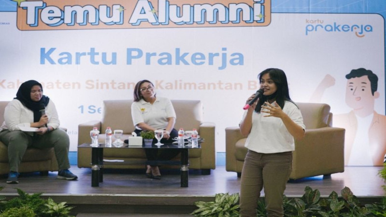 Direktur Eksekutif Manajemen Pelaksana Program Kartu Prakerja Denni Puspa Purbasari (tengah) dalam dialog "Temu Alumni Kartu Prakerja" di Sintang, Kalbar, Kamis (1/9/2022) (ANTARA/HO-Kartu Prakerja)