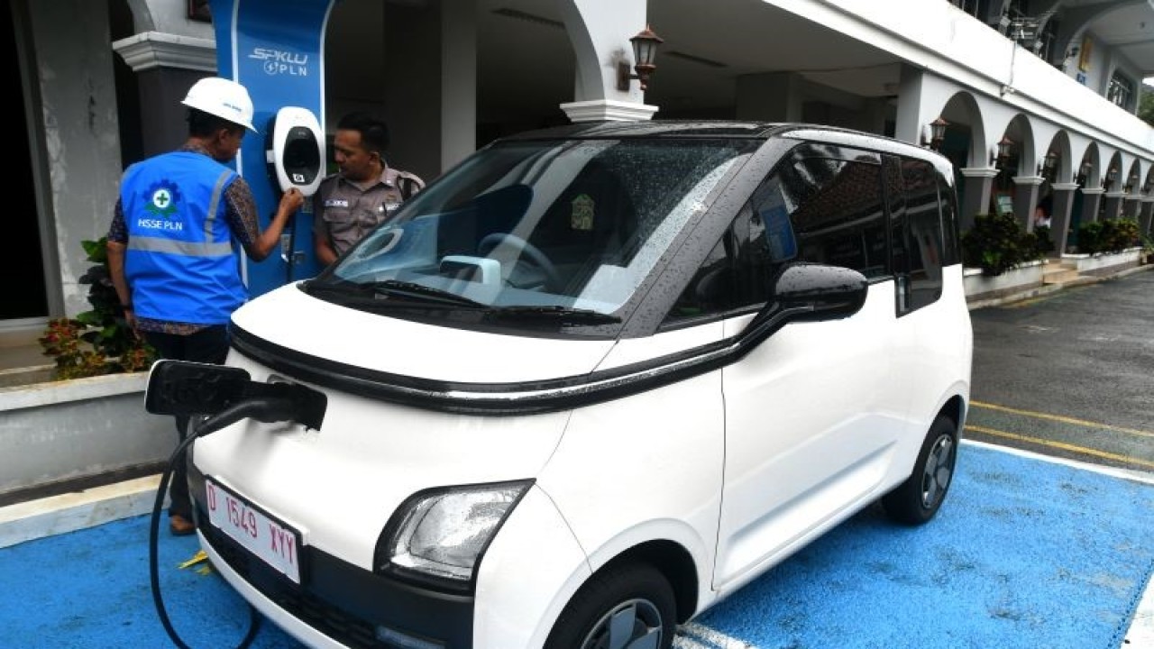 Petugas PLN melakukan pengisian ulang daya baterai untuk mobil listrik di Stasiun Pengisian Kendaraan Listrik Umum (SPKLU) PLN, Unit Layanan Pelanggan (ULP) Pakuan, Kota Bogor, Jawa Barat, Kamis (17/11/2022). ANTARA FOTO/Arif Firmansyah/foc. (ARIF FIRMANSYAH/ARIF FIRMANSYAH)