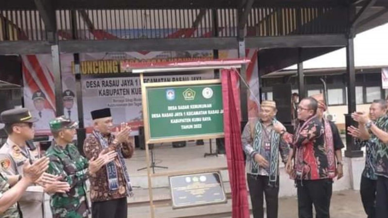 Pencanangan Desa Rasau Jaya I, Kecamatan Rasau Jaya, Kabupaten Kubu Raya, yang ditetapkan sebagai Desa Sadar Kerukunan di Provinsi Kalimantan Barat di Kubu Raya, Senin (5/12/2022) (FOTO ANTARA/Rendra Oxtora)