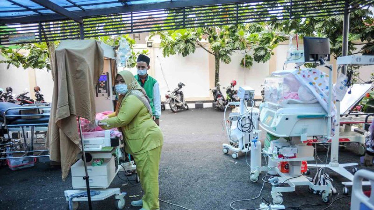 Perawat merawat bayi yang baru dilahirkan di halaman parkir kendaraan RSUD Sayang, Kabupaten Cianjur, Jawa Barat, Rabu (23/11/2022). RSUD Sayang Cianjur merawat empat bayi yang baru dilahirkan ke tempat tersebut agar lebih aman mengantisipasi akan adanya gempa susulan. ANTARA FOTO/Raisan Al Farisi/wsj.