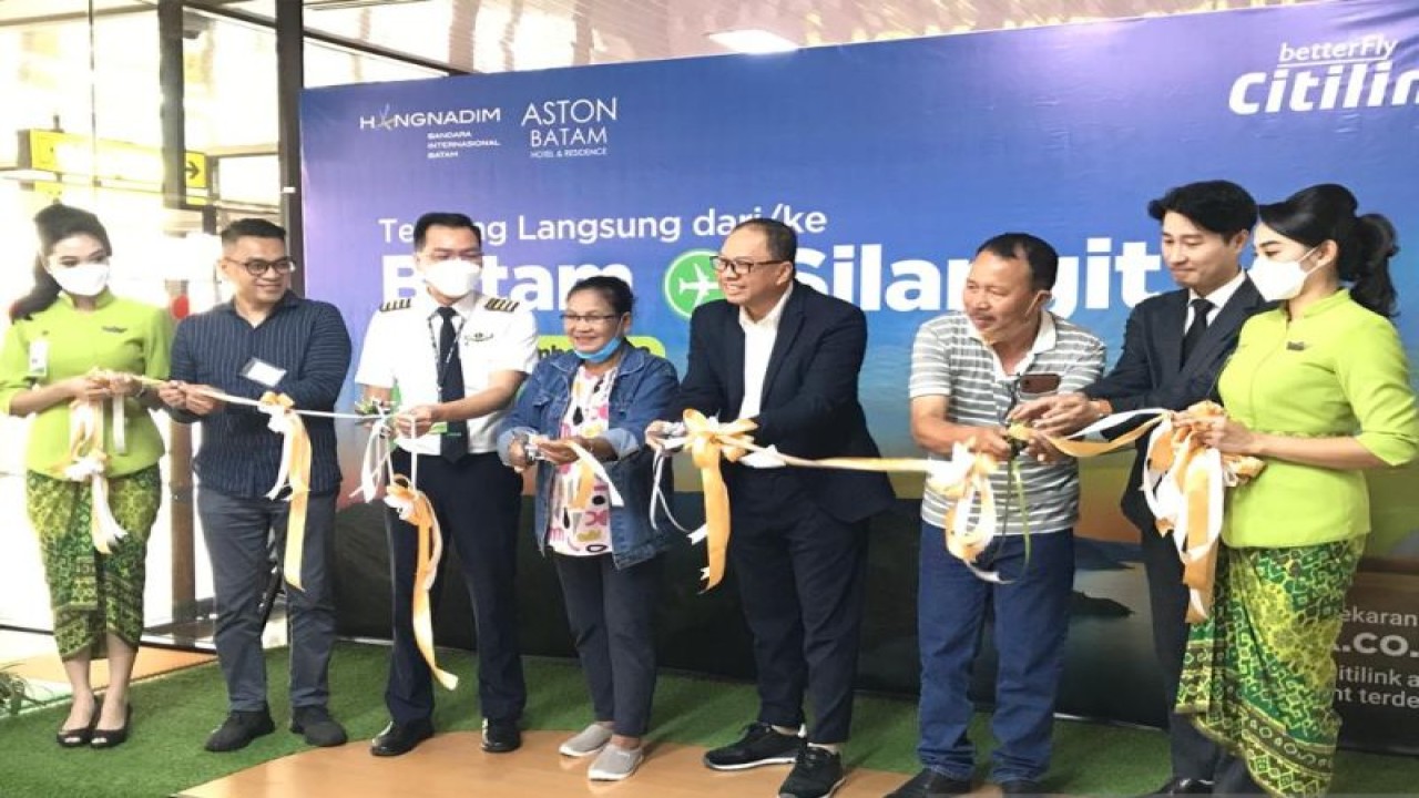 Peresmian pengoperasian penerbangan tujuan Batam-Silangit di Bandara Internasional Hang Nadim Batam, Senin (12/12). (ANTARA/Yude)