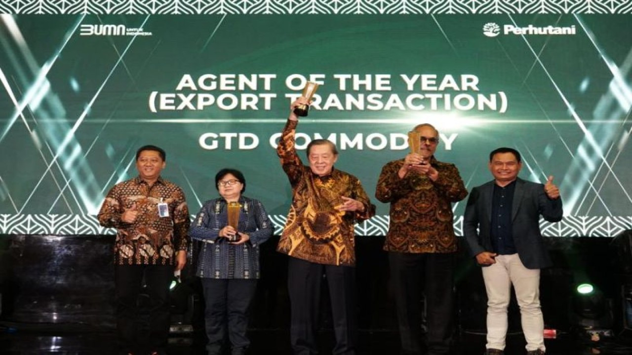 Para penerima penghargaan Perhutani Customer Award 2022 kategori agent of the year in GTD commodity (export transaction), Surabaya, Jawa Timur, Kamis (15/12/2022). ANTARA/HO-Perhutani