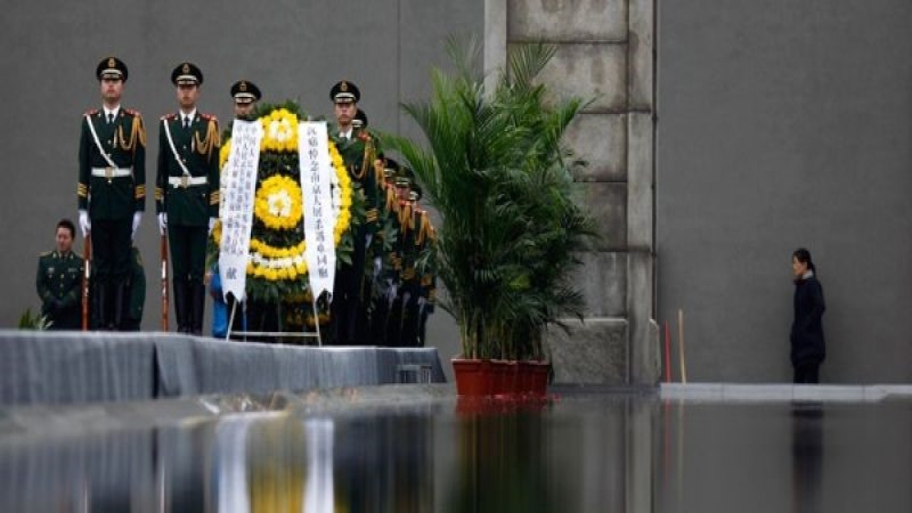 Arsip - Polisi paramiliter membawa karangan bunga saat mereka mengikuti upacara peringatan 75 tahun Pembantaian Nanjing di Museum Pembantaian Nanjing, provinsi Jiangsu, China, Kamis (13/12). China memperingati 75 tahun pembantaian Nanjing oleh Jepang, atau yang dikenal dengan "Pemerkosaan Nanking", saat pasukan Jepang membunuh lebih dari 300.000 orang. (REUTERS/Carlos Barria )