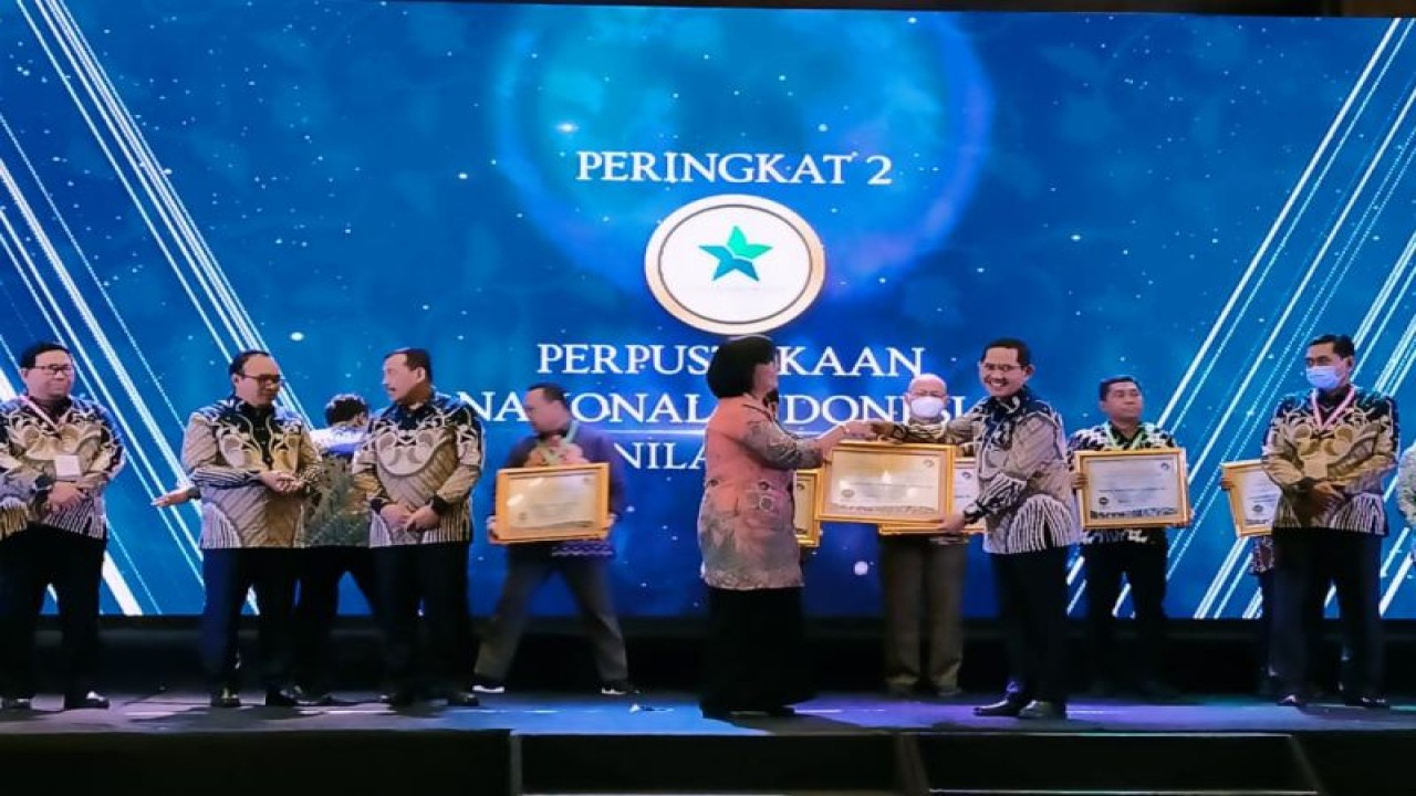 Perwakilan Perpustakaan Nasional saat menerima predikat tertinggi dari Ombudsman RI di Jakarta pada Kamis (22/12/2022). (ANTARA/HO-Perpustakaan Nasional)