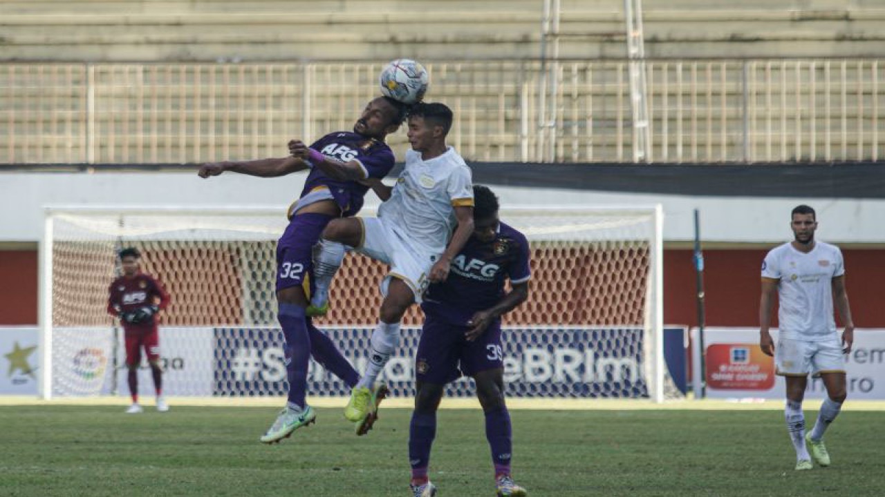 Pemain kesebelasan Persik Kediri Rohit Chand (kiri) berebut bola dengan pemain Dewa United Budhiar (kedua kiri) saat laga BRI Liga1 di Stadion Maguwoharjo, Sleman, D.I Yogyakarta, Sabtu (17/12/2022). ANTARA FOTO/Andreas Fitri Atmoko/hp. (Antara Foto/Andreas Fitri Atmoko)