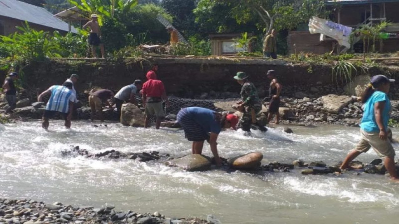 Personel TNI dari Kodim 1402 Polewali Mandar bersama warga bergotong-royong membuat bronjong untuk mengatasi akses jalan Desa Riso Kecamatan Tapango yang terputus akibat terkikis arus. (ANTARA/HO/Humas Kodim Polewali Mandar)