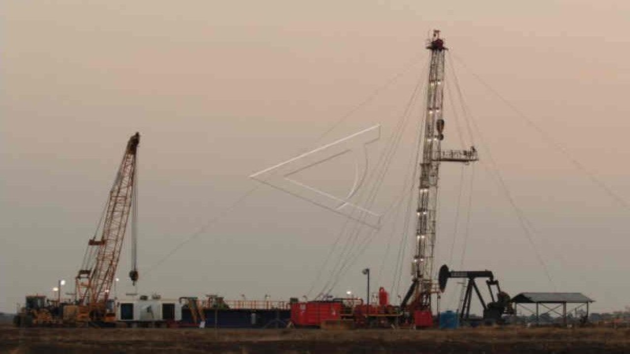 Dokumentasi- Suasana Rig pengeboran minyak milik PT Pertamina di desa Sukadadi, Kecamatan, Indramayu, Jawa Barat, Rabu (21/10/2015). (ANTARA FOTO/Dedhez Anggara/foc/15)