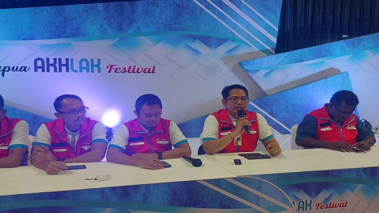 Executive General Manager Pertamina Patra Niaga Regional Papua Maluku I Ketut Permadi Aryakuumara saat merilis kesiapan jelang Natal dan Tahun Baru 2023 di Gor Cenderawasih, Kota Jayapura, Papua, Sabtu (15/12). (ANTARA/ Qadri Pratiwi)