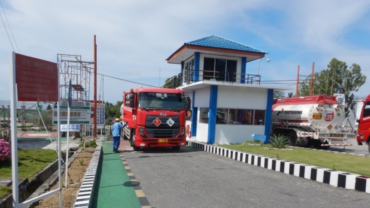 Mobil tanki pengangkut BBM di Terminal BBM ((TBBM) Poso dilakukan pemeriksaan kapasitas sebelum mendistribusi BBM ke SPBU ke wilayah Poso dan sekitarnya. ANTARA/Moh Ridwan