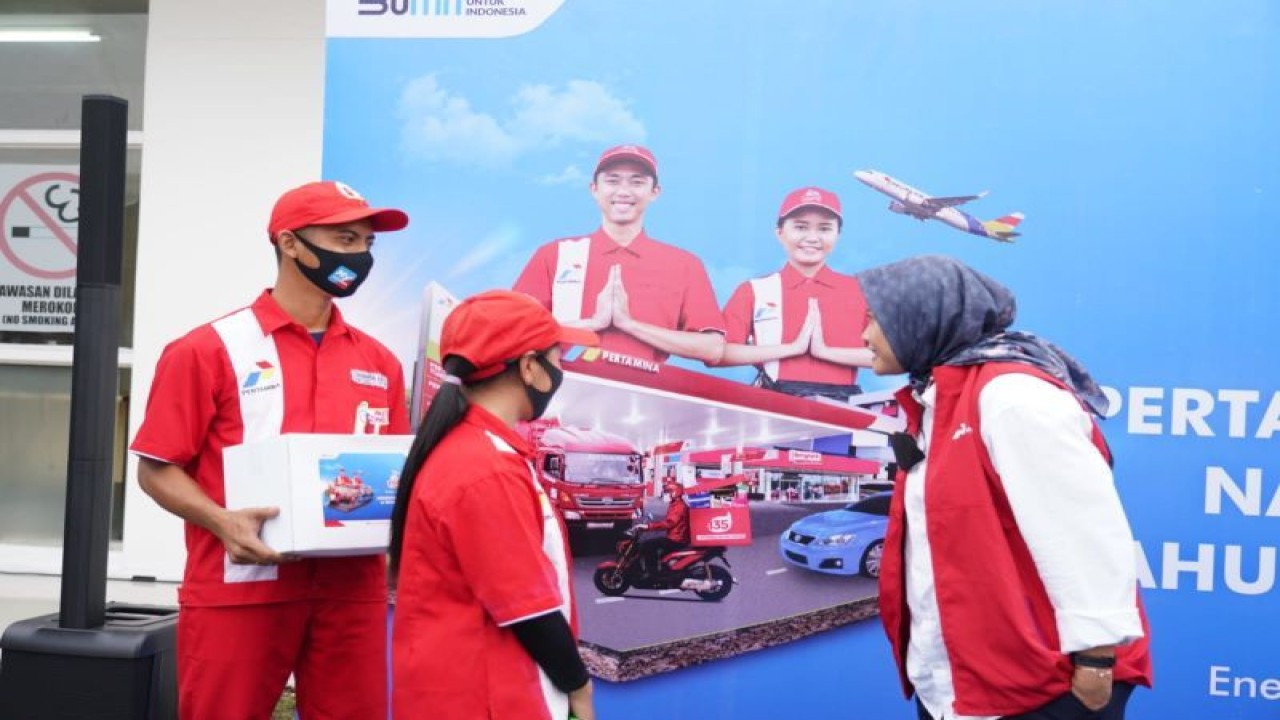 Direktur SDM & Penunjang Bisnis Pertamina Patra Niaga Mia Krishna Anggraini ketika meninjau pelaksanaan Satgas Natal dan Tahun Baru 2023 di wilayah Lampung dan Sumatera Selatan (ANTARA/HO-Pertamina Patra Niaga Regional Sumbagsel/2022)