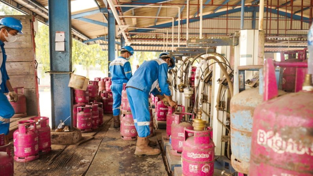 Pertamina tingkatkan stok BBM dan elpiji di Kalbar. (Foto ANTARA/HO-Humas Pertamina)
