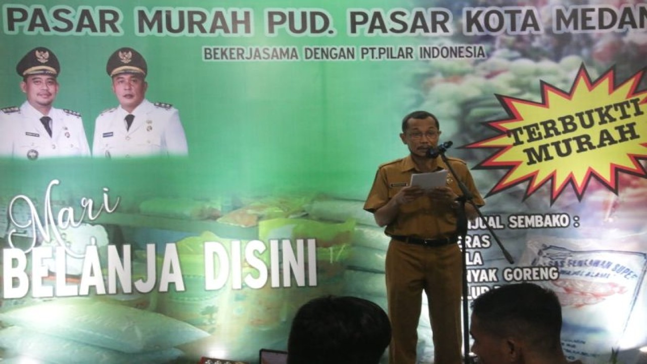 Plh Asisten Ekbang Setda Kota Medan Mansyur Syah ketika membuka gebyar pasar murah di Pasar Petisah Medan, Sumut, Senin (26/12/2022). (ANTARA/HO-Diskominfo Kota Medan)