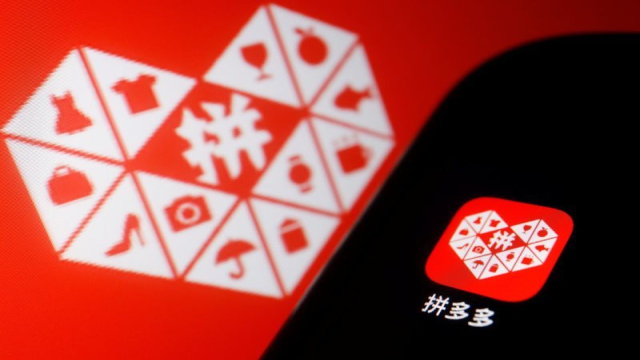 Foto Dokumen: Logo platform e-commerce China Pinduoduo Inc. ditampilkan di sebelah ponsel, dalam gambar ilustrasi yang diambil 22 Maret 2022. ANTARA/REUTERS/Florence Lo