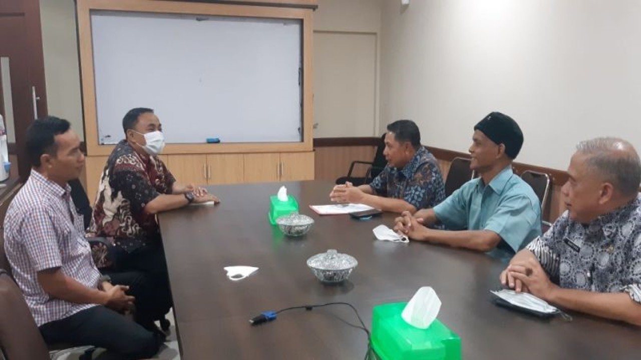 Direktur Operasional dan Pemasaran PD Cipta Mandiri Jawa Tengah (CMJT) Totok Agus Siswanto (kedua dari kiri) saat bertemu dengan Direktur Teknik dan Pemasaran Perusda Aneka Usaha Kalbar Wahyu Cundrik Pamungkas (kedua dari kanan), Kabid Pengembangan Perdagangan Dalam Negeri Diperindag dan ESDM Kalbar M Yusuf (ketiga dari kanan), dan Kabid Perdagangan Dalam Negeri Disperindag Jateng M Santoso (kanan) di Semarang, Jawa Tengah, Jumat (23/12/2022) (Teguh Imam W)