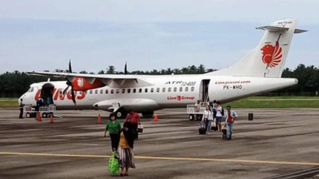 FOTO ARSIP - Pesawat Wings Air saat menurunkan penumpang di landasan parkir di Bandara Cut Nyak Dhien Nagan Raya, Provinsi Aceh. (FOTO ANTARA/Teuku Dedi Iskandar)