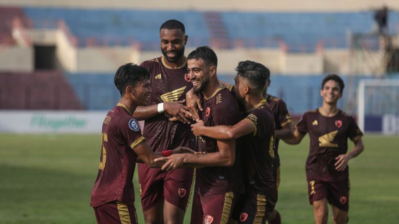 Arsip - Pesepak bola PSM Makassar Everton Mendonca (tengah) melakukan selebrasi usai mencetak gol ke gawang Persita saat pertandingan Liga 1 di Stadion Sultan Agung, Bantul, DI Yogyakarta, Kamis (8/12/2022). PSM Makassar menang dengan skor 3-1. ANTARA FOTO/Hendra Nurdiyansyah/pras.