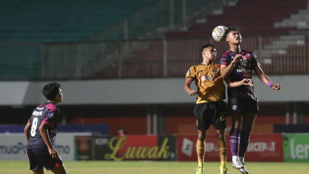 Pesepak bola Rans Nusantara Septian Bagaskara (kanan) berebut bola dui udara dengan pesepak bola Bhayangkara FC Subo Seto (dua kanan) pada pertandingan Liga 1 di Stadion Maguwoharjo, Sleman, DI Yogyakarta, Jumat (16/12/2022). Rans Nusantara berhasil mengalahkan Bhayangkara FC dengan skor 2-1. ANTARA FOTO/Hendra Nurdiyansyah/foc. (Antara Foto/Hendra Nurdiyansyah)