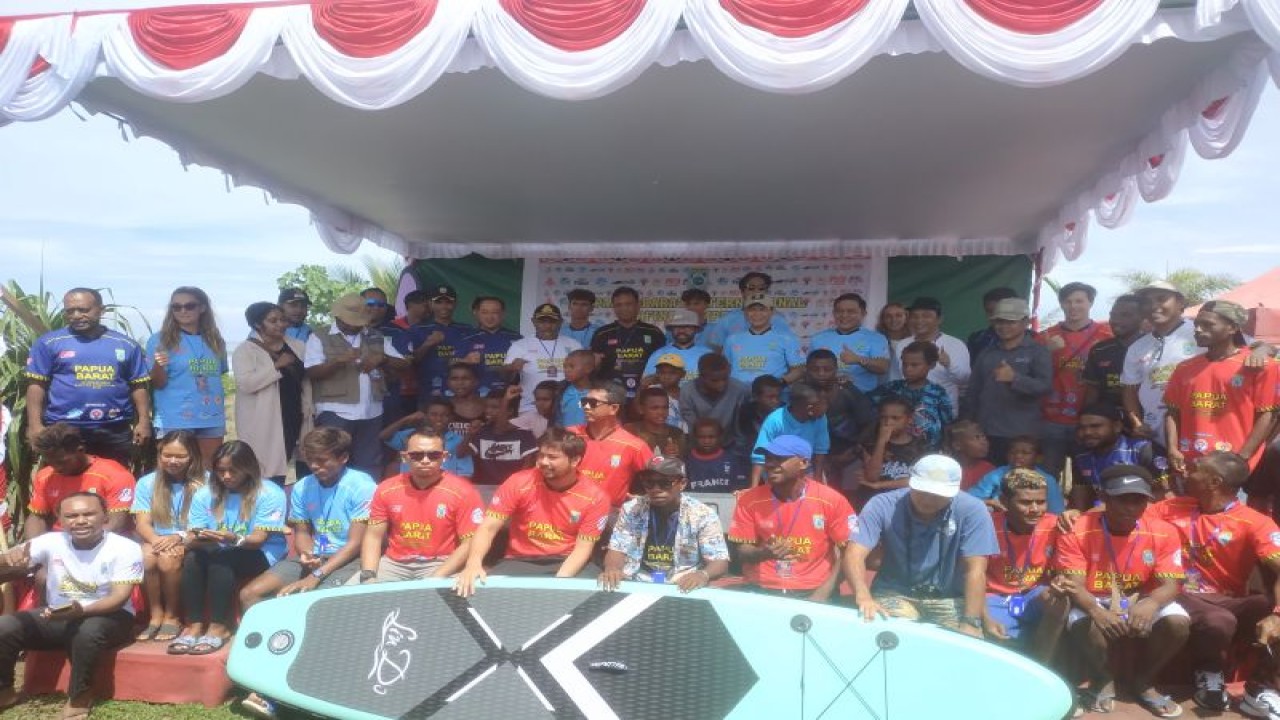 Peserta Internasional surfing competition 2022 di Manokwari (ANTARA/Tri Adi Santoso)