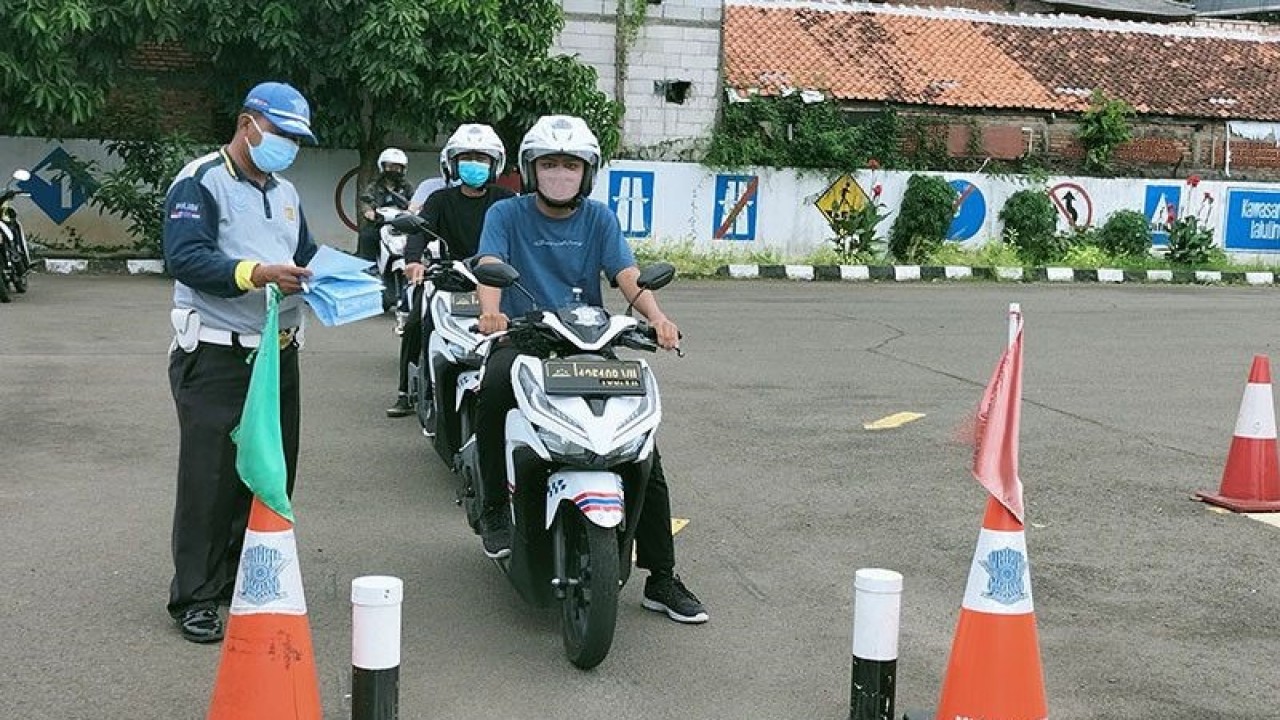 Peserta sedang melakukan ujian praktik pembuatan SIM C di Satpas SIM Daan Mogot Jakarta Barat, Rabu (24/11/2021). ANTARA/Walda Marison/aa.