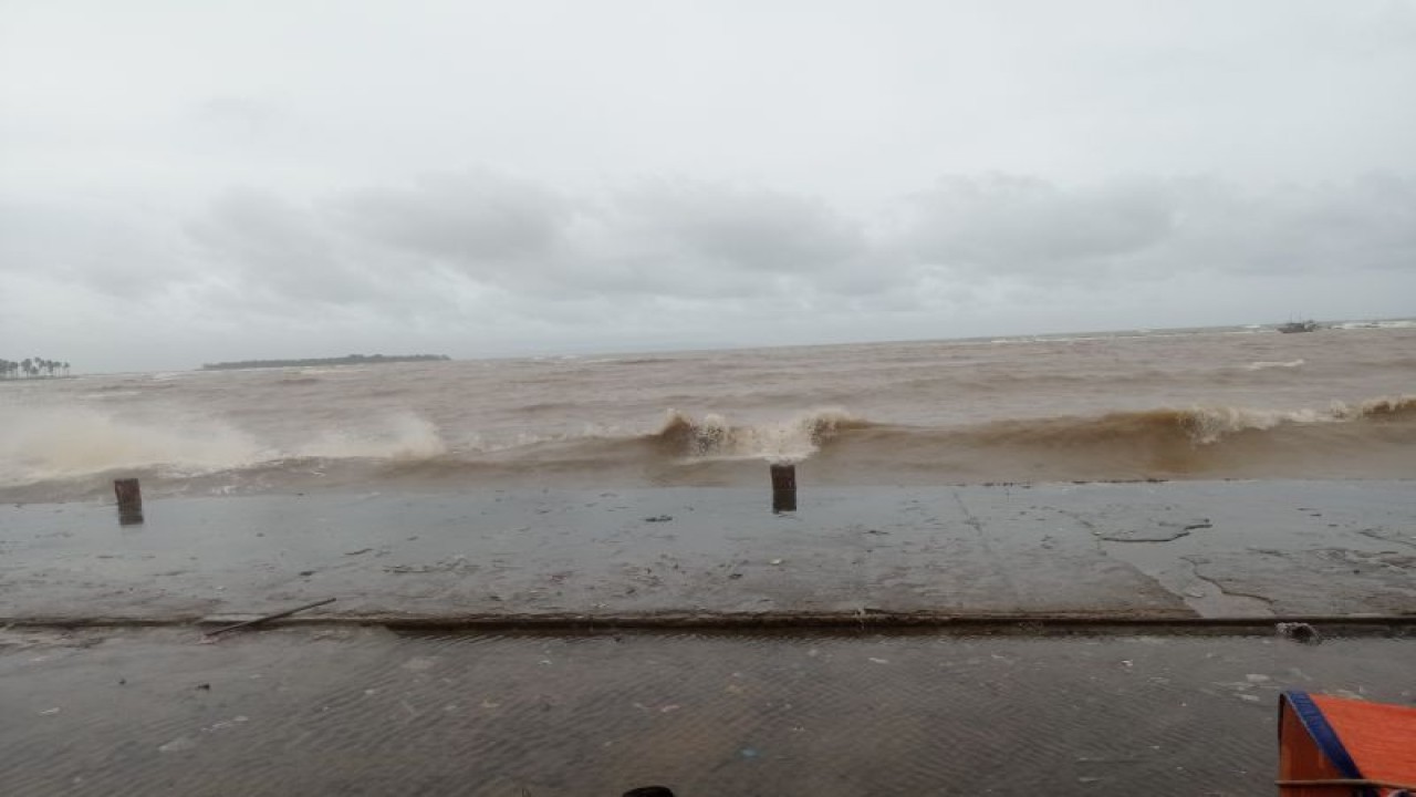 Pesisir selatan Banten di Teluk Labuan Pandeglang diterjang angin kencang dan gelombang tinggi, sehingga nelayan tidak berani melaut. ANTARA/Mansur