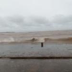 Pesisir selatan Banten di Teluk Labuan Pandeglang diterjang angin kencang dan gelombang tinggi, sehingga nelayan tidak berani melaut. ANTARA/Mansur-1672286891