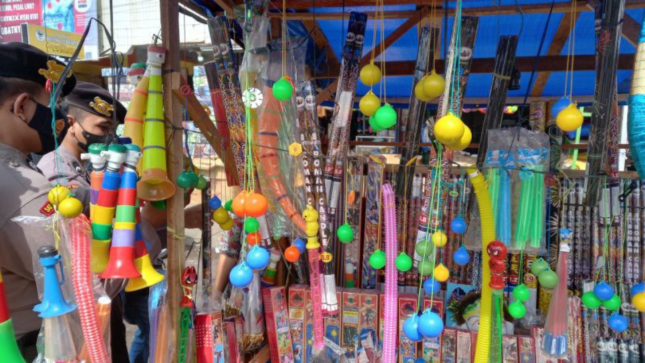 Masyarakat dilarang menjual petasan jelang Tahun Baru 2023. ANTARA/Anggi Mayasari