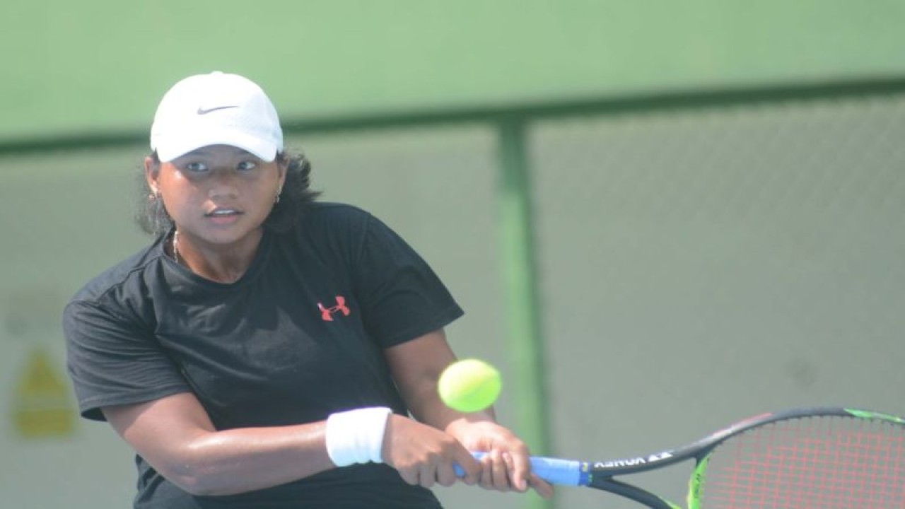 Petenis DKI Jakarta Fitriana Sabrina memastikan diri melaju ke perempat final Rajawali Women's Tennis Open 2022 usai mengalahkan Monica Putri Kusuma (Jawa Tengah) pada babak kedua dengan skor 6-0, 6-0 di Lapangan Tenis Hotel Sultan, Jakarta, Kamis (1/12/2022). (ANTARA/HO-Tennis Indonesia/DwiAri Setyadi)