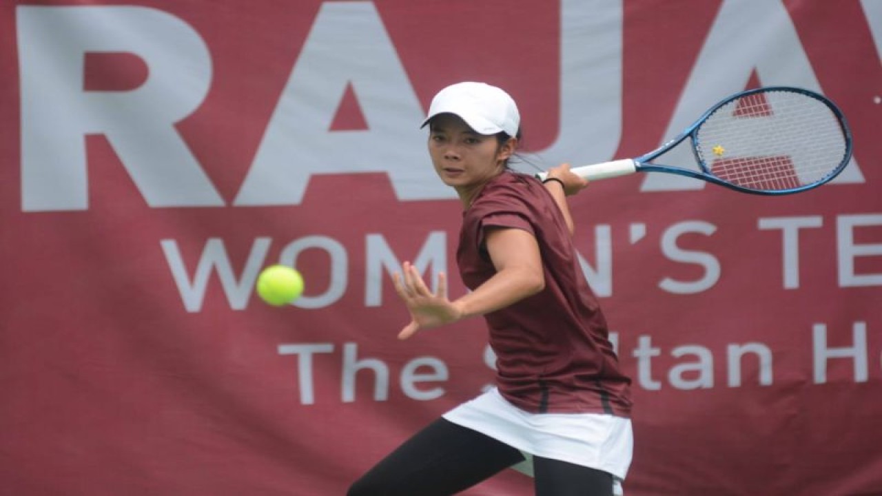 Petenis binaan BIN Deria Nur Haliza melaju ke semifinal Rajawali Women's Tennis Open 2022 usai mengalahkan Cylova Zuleyka asal Banten melalui laga rubber set dengan skor akhir 6-2, 4-6, 6-2 di Lapangan Tenis Hotel Sultan, Jakarta, Jumat (2/12/2022). (ANTARA/HO-Tennis Indonesia/DwiAri Setyadi)