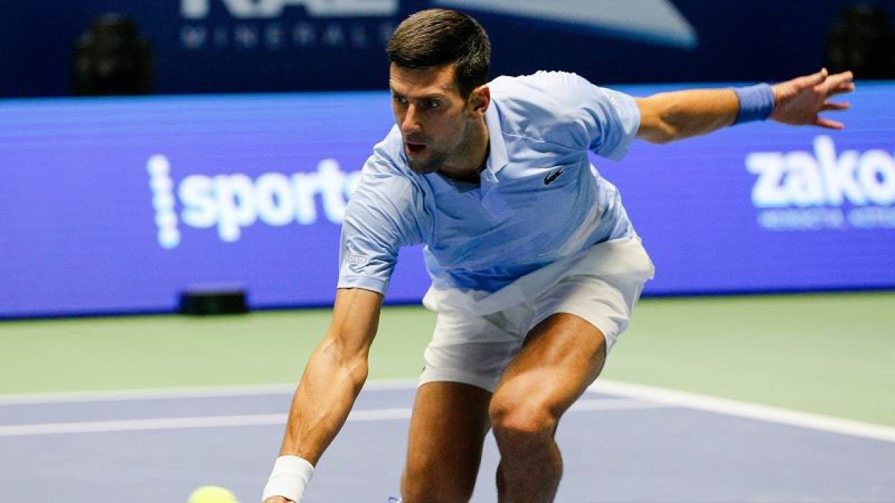 Arsip - Petenis Serbia Novak Djokovic berusaha mengembalikan bola dalam laga semifinal Tur ATP 500 Astana Open melawan petenis Rusia Daniil Medvedev di Nur-Sultan, Kazakhstan, Sabtu (8/10/2022). (ANTARA/AFP)