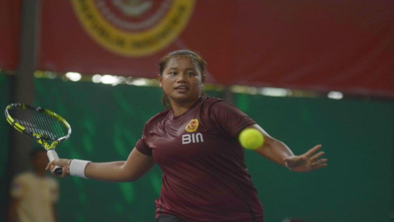 Petenis putri Fitriani Sabatini menjadi juara Invitasi Tenis Nasional 2022 usai mengalahkan Fitriana Sabrina di final dengan skor 6-3, 6-2 di lapangan tenis indoor BIN, Pasar Minggu, Jakarta, Sabtu (17/12/2022). (ANTARA/HO-Tennis Indonesia/DwiAri Setyadi)