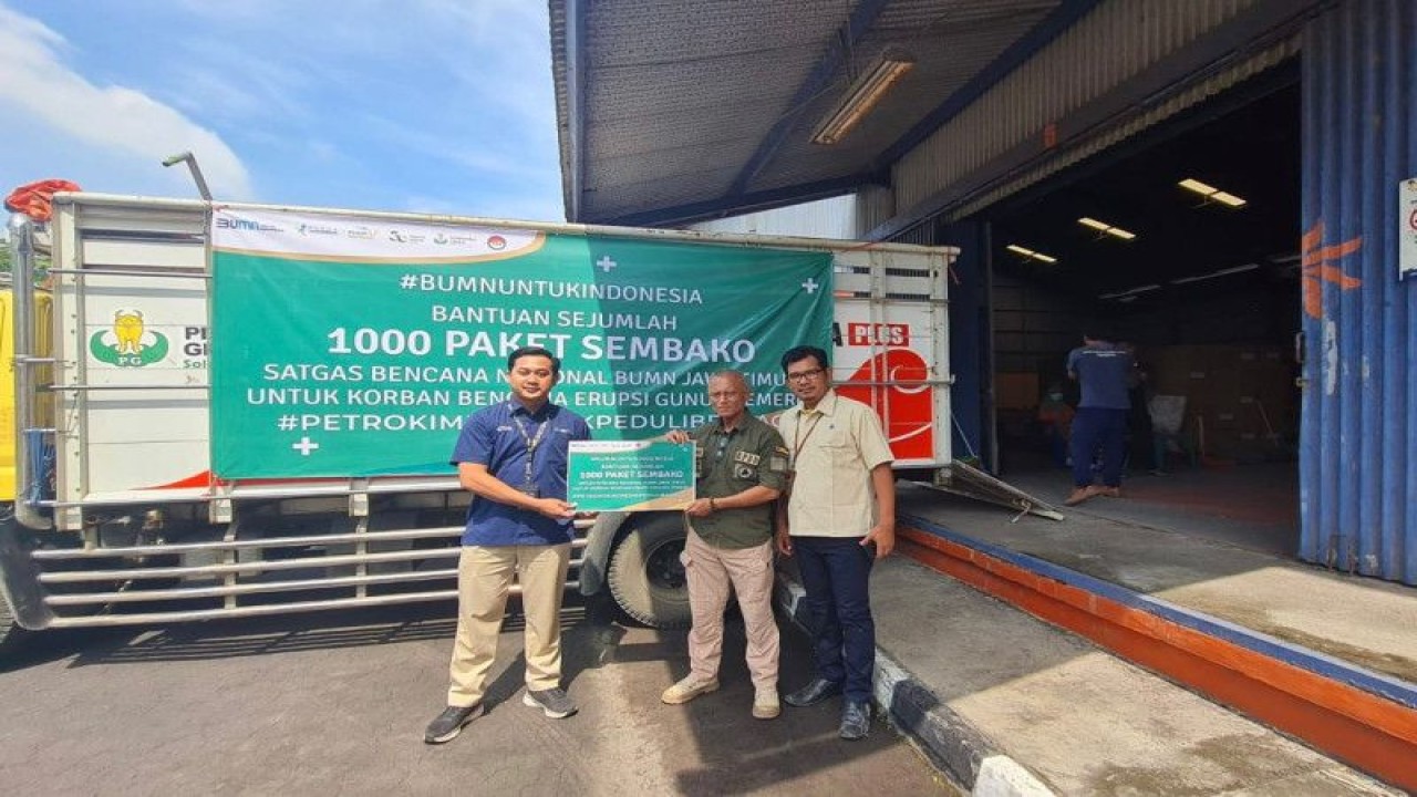 Perwakilan PT Petrokimia Gresik menyerahkan bantuan untuk para korban erupsi Gunung Semeru di Kabupaten Lumajang, Jatim, Senin (5/12/2022). ANTARA/HO-PT Petrokimia Gresik