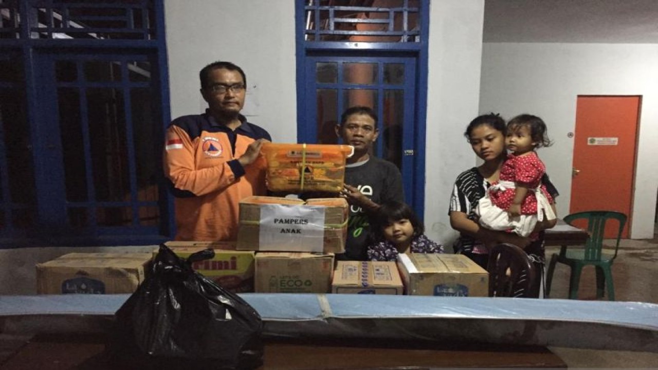 Petugas BPBD memberikan bantuan darurat, termasuk di antaranya sembako dan perlengkapan bayi, kepada keluarga yang terdampak tanah longsor di Kampung Situawi, Kelurahan Karangtengah, Kecamatan Gunungpuyuh, Kota Sukabumi, Provinsi Jawa Barat. (HO BPBD)