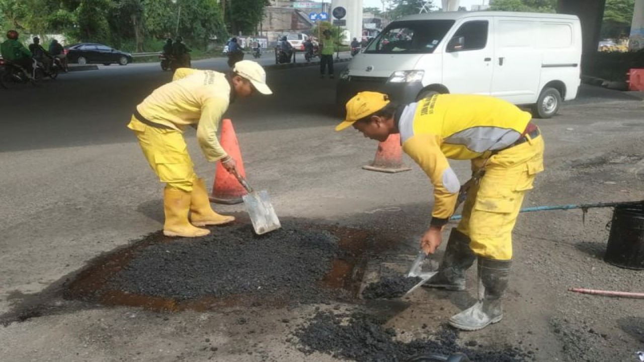 Petugas Satpel Bina Marga Kecamatan Pesanggrahan membenahi jalan, Jakarta, Jumat (14/10/2022). ANTARA/HO-Satuan Pelayanan (Satpel) Bina Marga Kecamatan Pesanggrahan