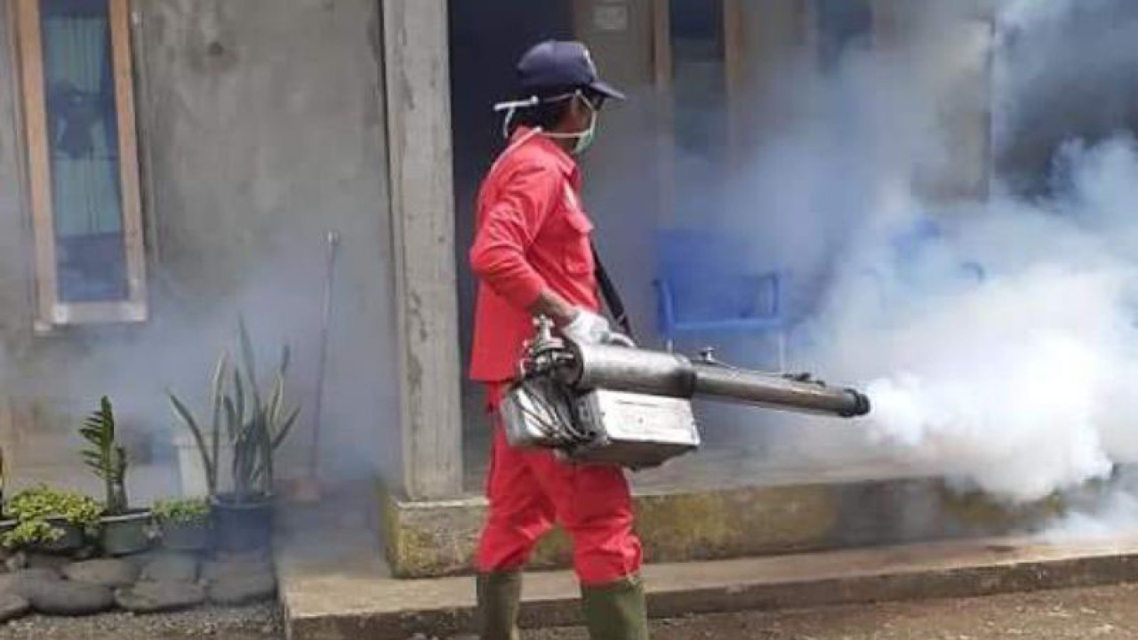 Petugas Dinas Kesehatan melakukan pengasapan di lokasi yang ditemukan kasus DBD, Kamis (6/10/2022) ANTARA/HO-Istimewa.