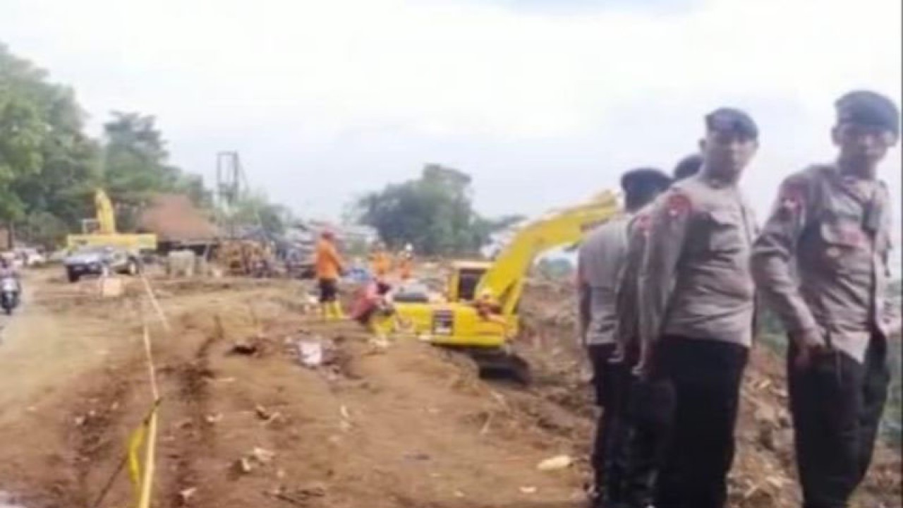 Petugas mengerahkan alat berat untuk mencari korban gempa yang tertimbun longsor di area sekitar Warung Sate Shinta di Cijedil, Kecamatan Cugenang, Kabupaten Cianjur, Provinsi Jawa Barat. (ANTARA/Ahmad Fikri)