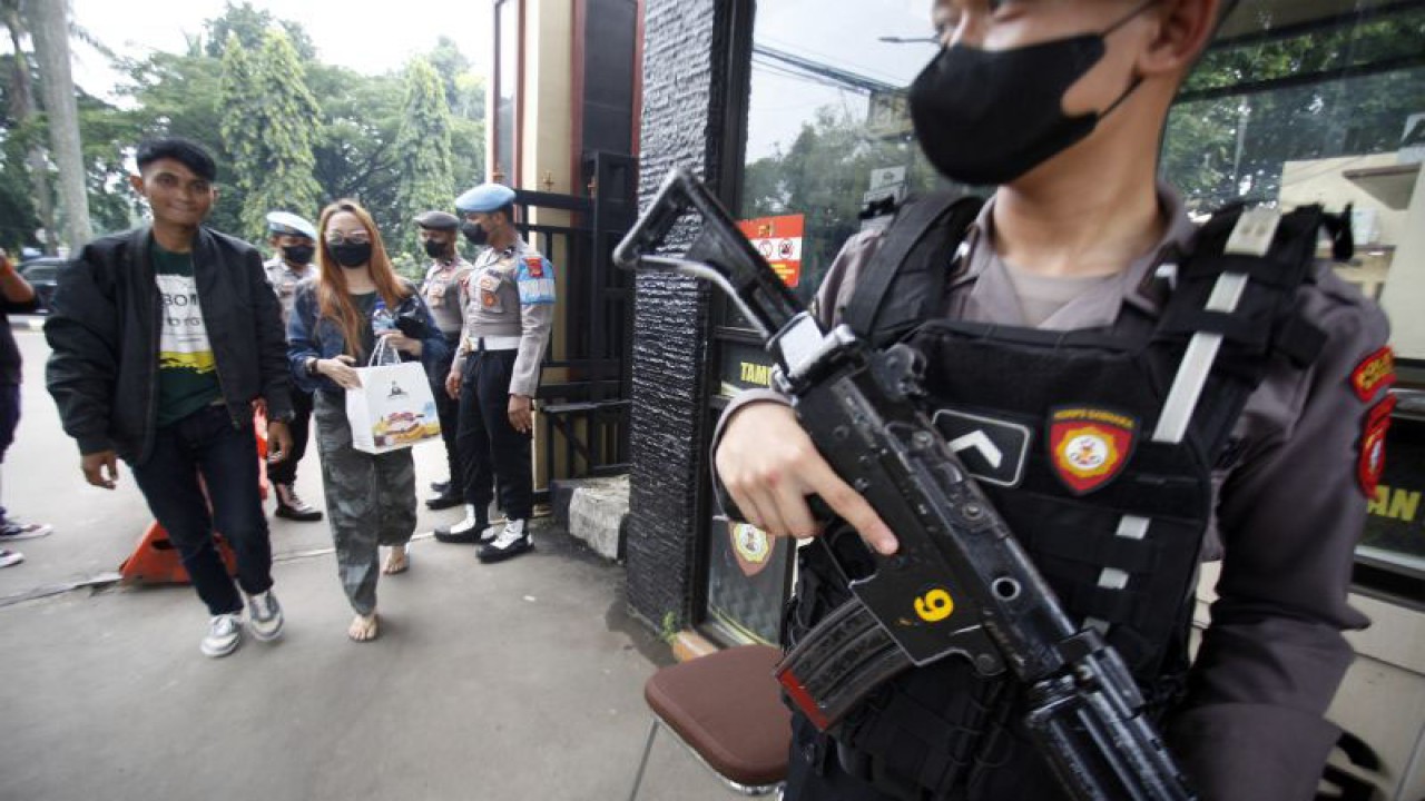Petugas memperketat penjagaan di Polres Bogor, Kabupaten Bogor, Jawa Barat, Rabu (7/12/2022). Polisi memperketat penjagaan di tempat tersebut dengan memeriksa barang bawaan pengunjung guna menghindari kejadian yang tidak diinginkan usai peristiwa bom bunuh diri di Polsek Astanaanyar Bandung. ANTARA FOTO/Yulius Satria Wijaya/aww.