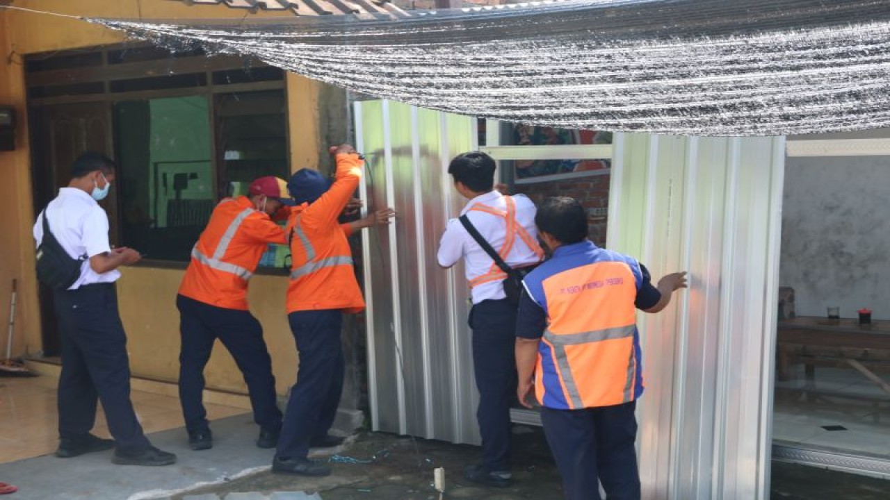 Sejumlah petugas gabungan dari PT KAI (Persero) Daop 7 Madiun bersama instansi terkait melakukan penertiban aset lahan dan bangunan di wilayha kerjanya yang dimanfaatkan tertentu tanpa izin. ANTARA/HO-Humas Daop 7 Madiun