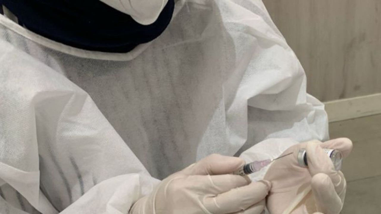 Petugas kesehatan menyiapkan vaksin COVID-19. ANTARA/Wuryanti Puspitasari.