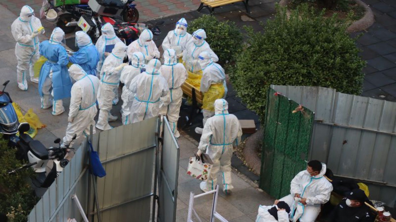 Arsip - Petugas medis mengambil sampel tes PCR COVID-19 di sebuah permukiman di Distrik Chaoyang, Beijing, China, yang menjalani penguncian wilayah (lockdown), 21 November 2022. (ANTARA/M. Irfan Ilmie)