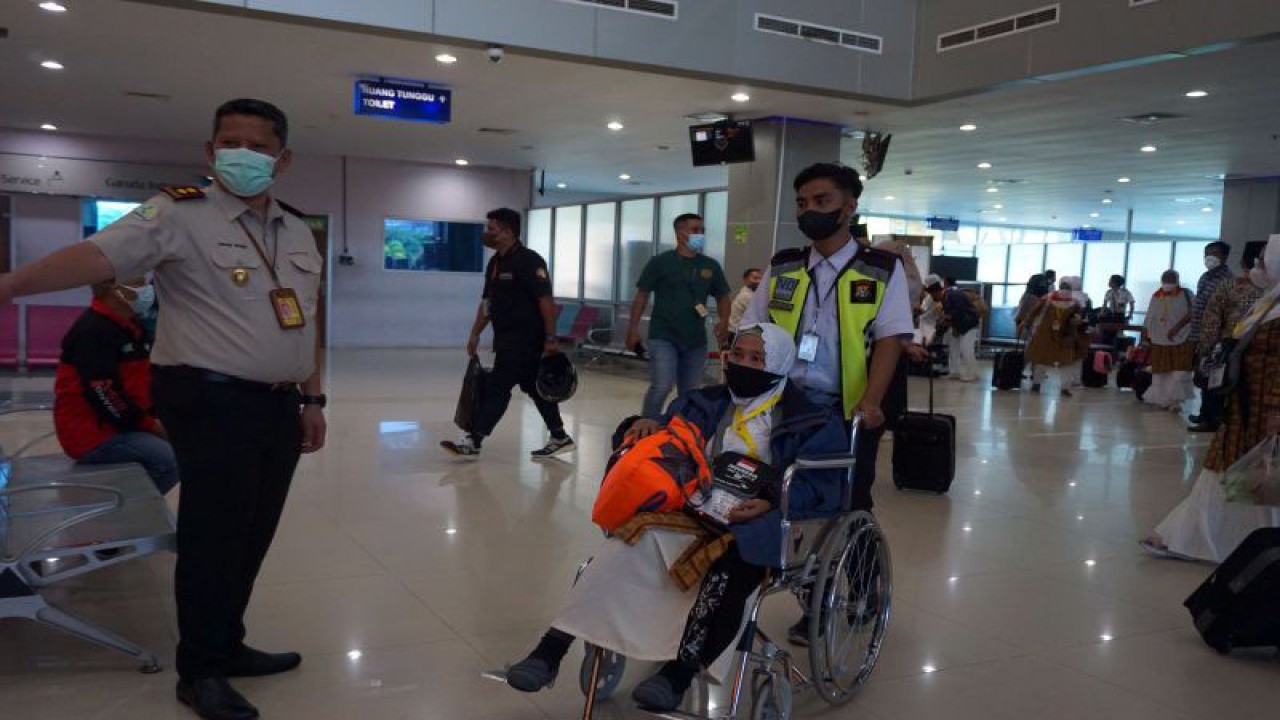 Arsip Foto. Petugas mendorong kursi roda anggota jamaah haji berkebutuhan khusus di Bandara DEO, Kota Sorong, Papua Barat, Selasa (28/6/2022). (ANTARA FOTO/OLHA MULALINDA)