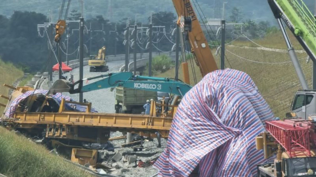 Petugas berusaha mengevakuasi kereta kerja yang mengalami kecelakaan di area proyek kereta cepat Jakarta-Bandung di Desa Campaka Mekar, Kecamatan Padalarang, Kabupaten Bandung Barat, Provinsi Jawa Barat, Senin (19/12/202). (ANTARA/Bagus Ahmad Rizaldi)