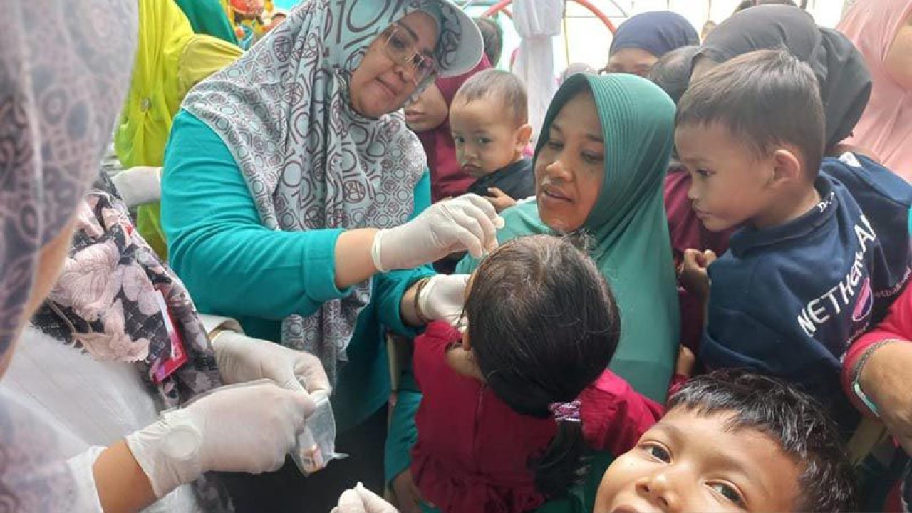 Petugas medis memberikan imunisasi polio kepada anak di Lhokseumawe, Sabtu (17/12/2022). ANTARA/Dedy Syahputra